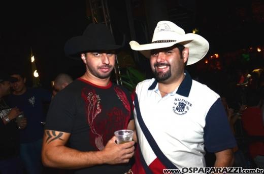 Humberto e Ronaldo no palco da Estância Nativa Sertaneja
