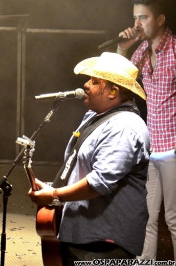 Humberto e Ronaldo no palco da Estância Nativa Sertaneja