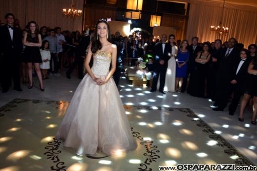 Carolina Sawaya ganha big festa de 15 anos no Interative Hall
