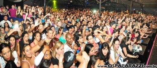 Anitta canta e dança para fãs do Vale do Paraíba - SP