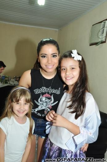 Anitta canta e dança para fãs do Vale do Paraíba - SP