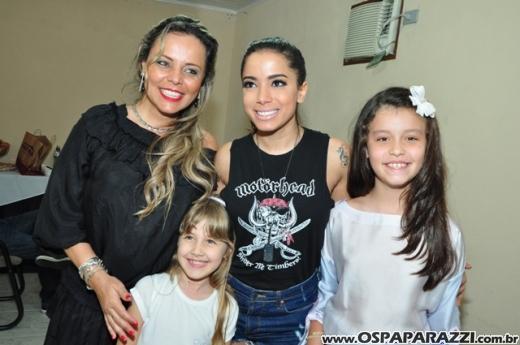 Anitta canta e dança para fãs do Vale do Paraíba - SP