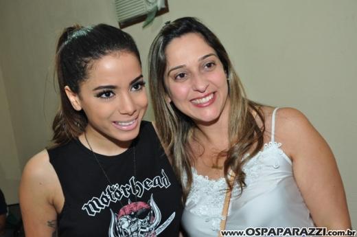Anitta canta e dança para fãs do Vale do Paraíba - SP