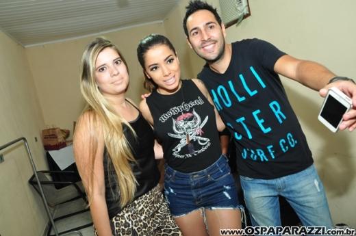 Anitta canta e dança para fãs do Vale do Paraíba - SP