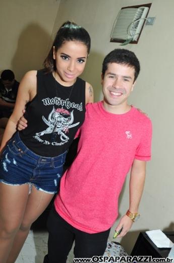 Anitta canta e dança para fãs do Vale do Paraíba - SP