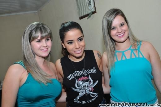Anitta canta e dança para fãs do Vale do Paraíba - SP