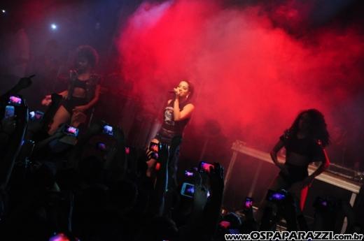 Anitta canta e dança para fãs do Vale do Paraíba - SP