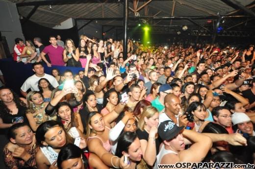 Anitta canta e dança para fãs do Vale do Paraíba - SP