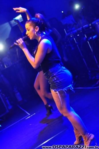 Anitta canta e dança para fãs do Vale do Paraíba - SP