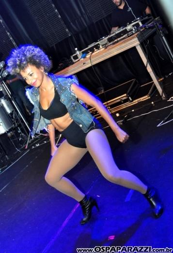 Anitta canta e dança para fãs do Vale do Paraíba - SP