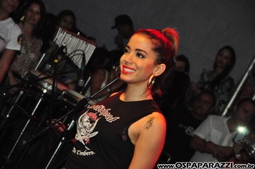 Anitta canta e dança para fãs do Vale do Paraíba - SP