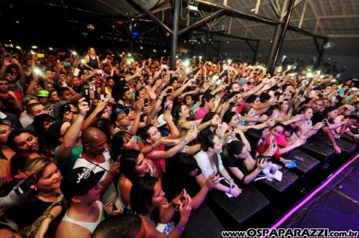 Anitta canta e dança para fãs do Vale do Paraíba - SP