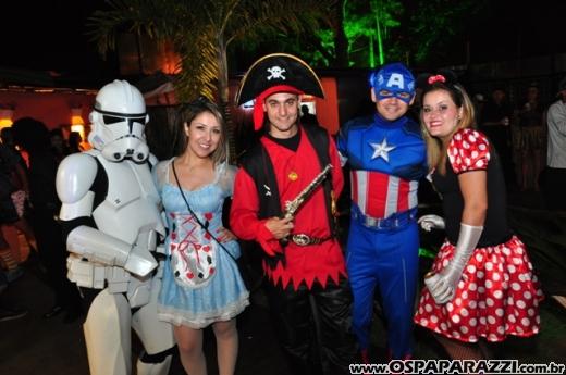 Dodô Minas comemora aniversário promovendo Mega Balada Retrô Fantasia