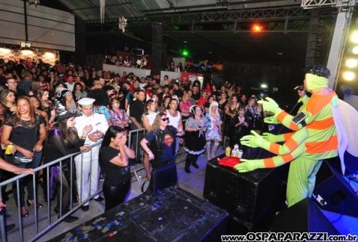 Dodô Minas comemora aniversário promovendo Mega Balada Retrô Fantasia