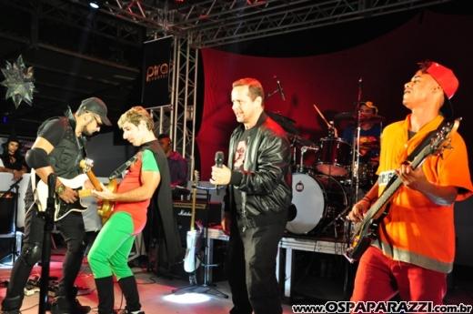 Dodô Minas comemora aniversário promovendo Mega Balada Retrô Fantasia
