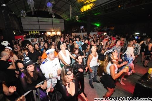 Dodô Minas comemora aniversário promovendo Mega Balada Retrô Fantasia