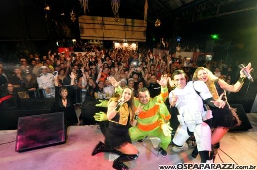 Dodô Minas comemora aniversário promovendo Mega Balada Retrô Fantasia