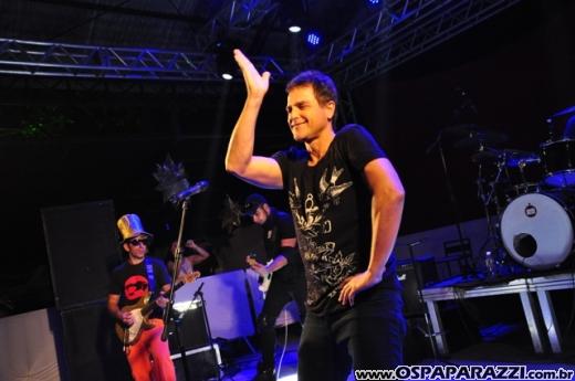Dodô Minas comemora aniversário promovendo Mega Balada Retrô Fantasia