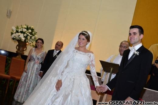 Taís Bento e Sérgio Angélico fazem casamento de novela em SJCampos