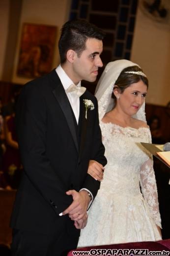 Taís Bento e Sérgio Angélico fazem casamento de novela em SJCampos