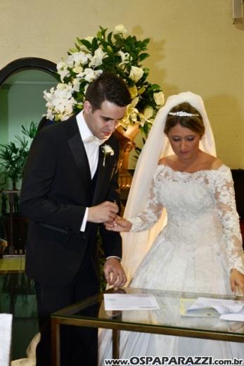 Taís Bento e Sérgio Angélico fazem casamento de novela em SJCampos
