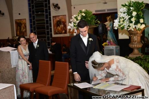 Taís Bento e Sérgio Angélico fazem casamento de novela em SJCampos