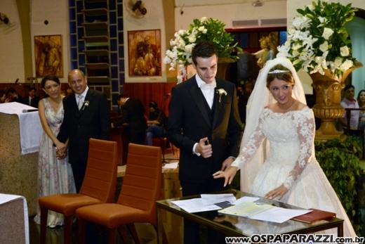 Taís Bento e Sérgio Angélico fazem casamento de novela em SJCampos