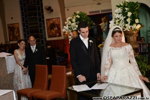 Taís Bento e Sérgio Angélico fazem casamento de novela em SJCampos