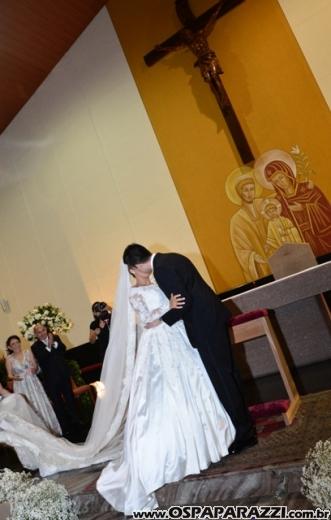Taís Bento e Sérgio Angélico fazem casamento de novela em SJCampos