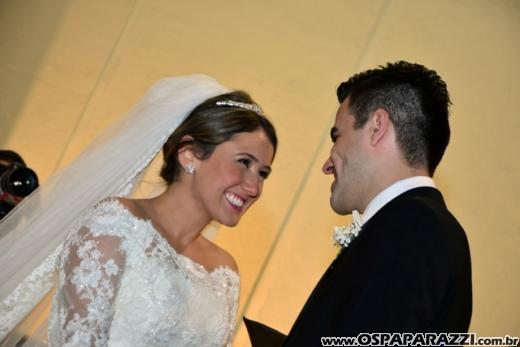 Taís Bento e Sérgio Angélico fazem casamento de novela em SJCampos