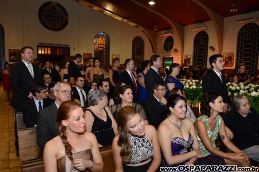 Taís Bento e Sérgio Angélico fazem casamento de novela em SJCampos