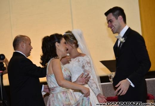 Taís Bento e Sérgio Angélico fazem casamento de novela em SJCampos