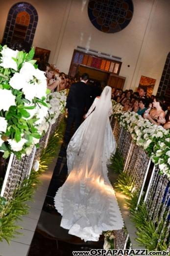 Taís Bento e Sérgio Angélico fazem casamento de novela em SJCampos