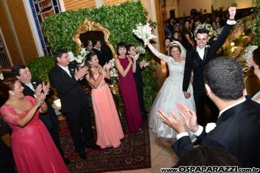 Taís Bento e Sérgio Angélico fazem casamento de novela em SJCampos