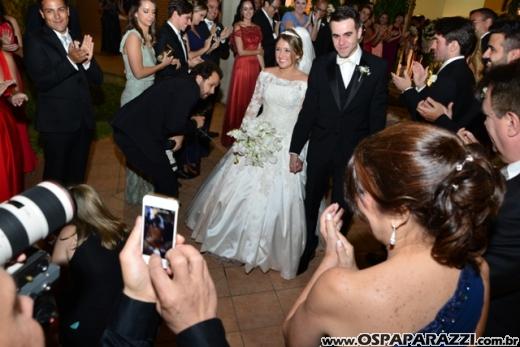 Taís Bento e Sérgio Angélico fazem casamento de novela em SJCampos