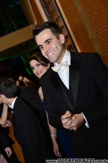 Taís Bento e Sérgio Angélico fazem casamento de novela em SJCampos