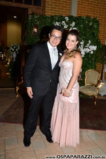 Taís Bento e Sérgio Angélico fazem casamento de novela em SJCampos