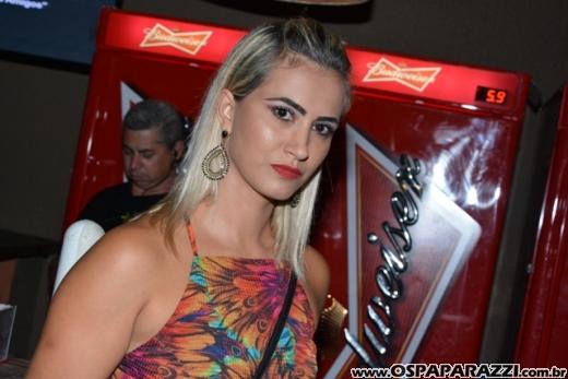 Fã beija Lucas Lucco no camarim da Estância Nativa Sertaneja
