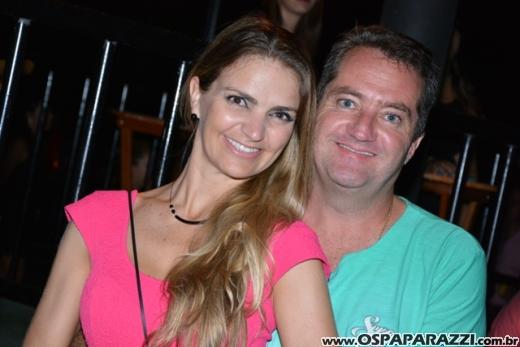 Fã beija Lucas Lucco no camarim da Estância Nativa Sertaneja