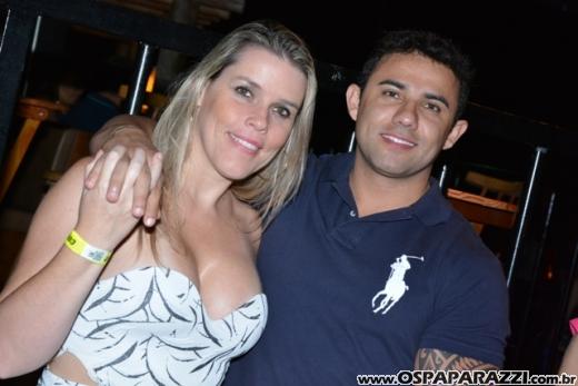 Fã beija Lucas Lucco no camarim da Estância Nativa Sertaneja