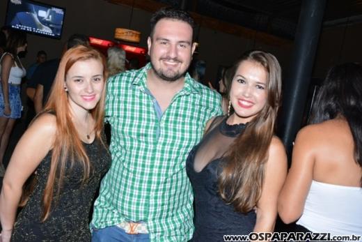 Fã beija Lucas Lucco no camarim da Estância Nativa Sertaneja