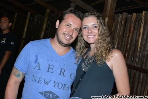 Fã beija Lucas Lucco no camarim da Estância Nativa Sertaneja