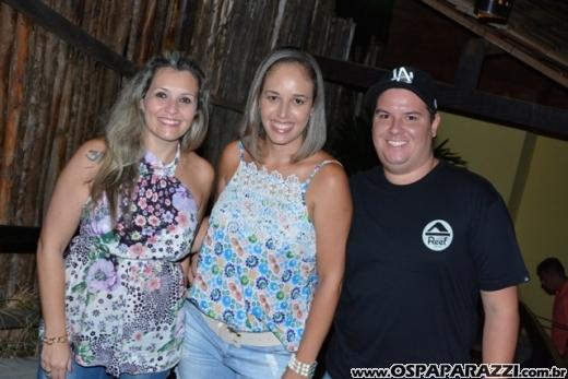 Fã beija Lucas Lucco no camarim da Estância Nativa Sertaneja