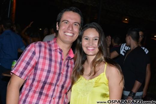 Fã beija Lucas Lucco no camarim da Estância Nativa Sertaneja