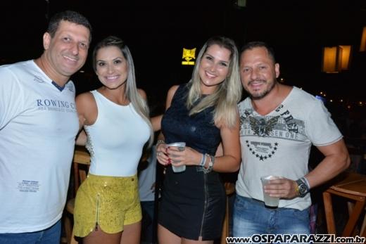 Fã beija Lucas Lucco no camarim da Estância Nativa Sertaneja