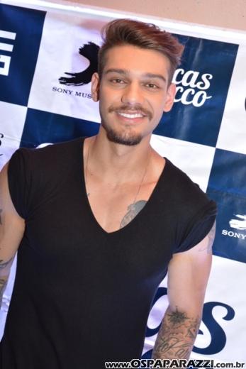 Fã beija Lucas Lucco no camarim da Estância Nativa Sertaneja