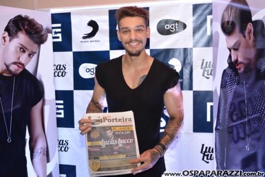 Fã beija Lucas Lucco no camarim da Estância Nativa Sertaneja
