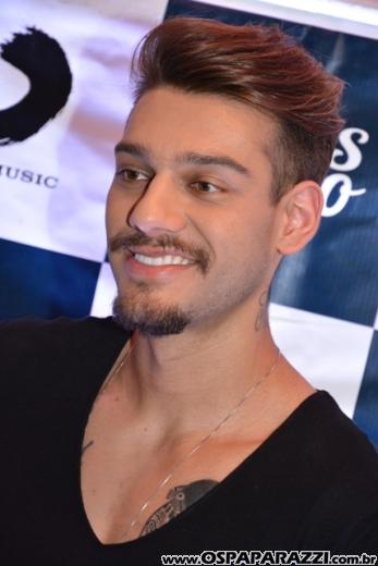 Fã beija Lucas Lucco no camarim da Estância Nativa Sertaneja