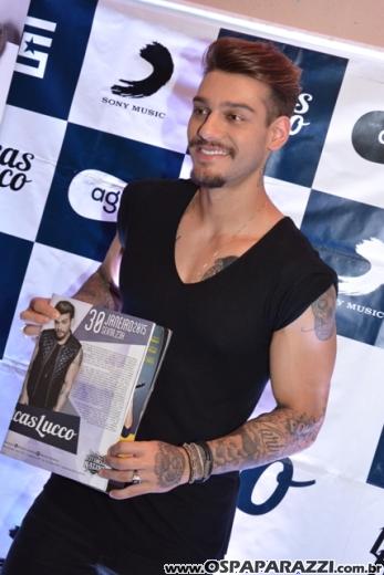 Fã beija Lucas Lucco no camarim da Estância Nativa Sertaneja