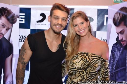 Fã beija Lucas Lucco no camarim da Estância Nativa Sertaneja